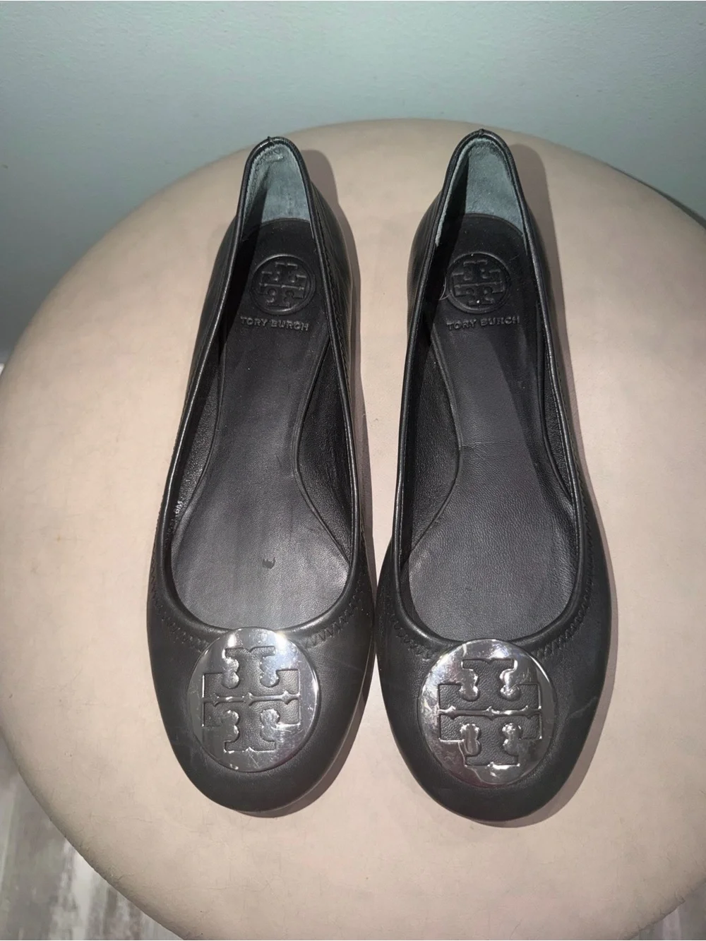 Tory Burch Reva black leather ballet flats silver medallion emblem size 8M
